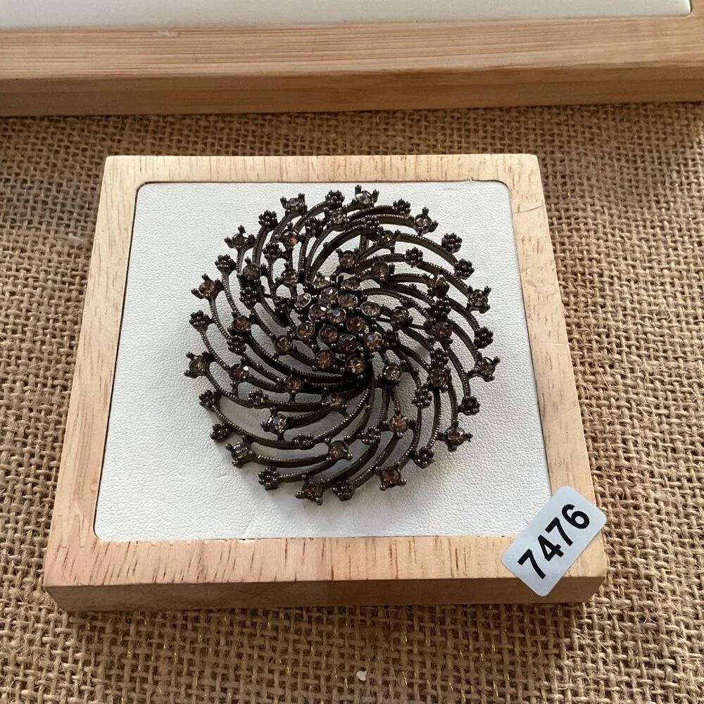 Simply Vera Wang Rhinestone Spiral Brooch Pin Jewelry With Crystal Stones & Meta - Picture 8 of 10